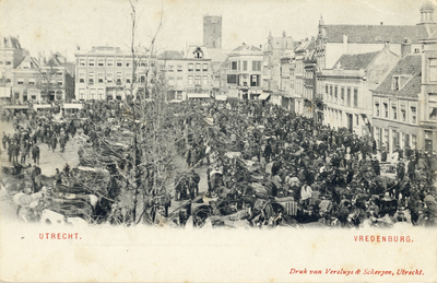 2657 Gezicht op de noordzijde van het Vredenburg te Utrecht tijdens de Palmpaardenmarkt; op de achtergrond de toren van ...